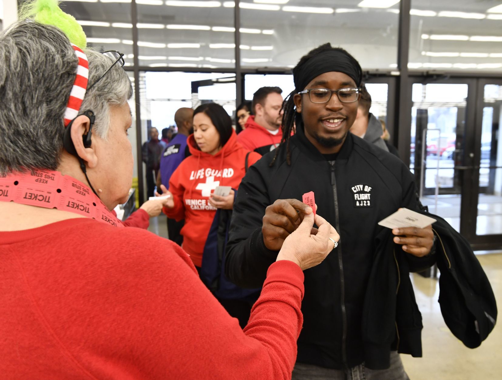 Metro East shoppers hunt for bargains on Thanksgiving day